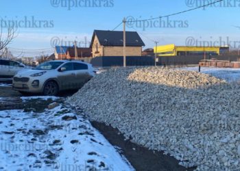 Житель Краснодара привез кучу гравия и перекрыл проезд к домам