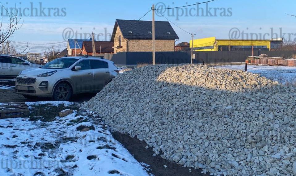 Житель Краснодара привез кучу гравия и перекрыл проезд к домам