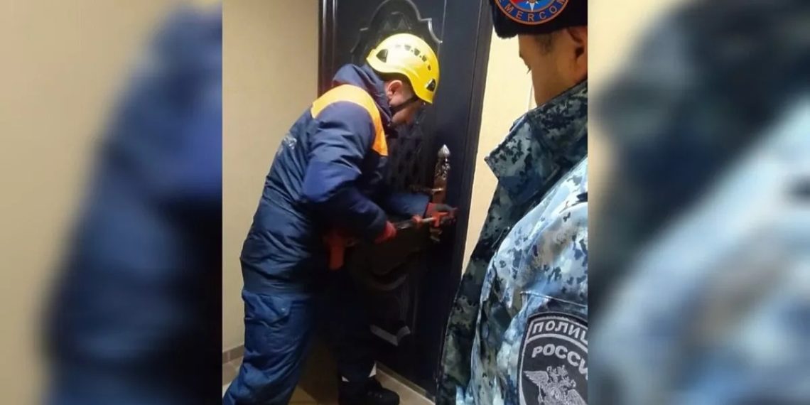 В Сочи спасатели освободили девушку, запертую на балконе квартиры