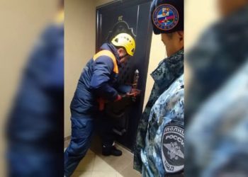 В Сочи спасатели освободили девушку, запертую на балконе квартиры