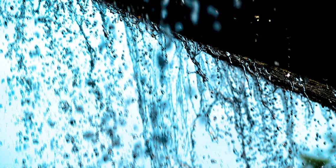 Сочинцам посоветовали воздержаться от отдыха на водоемах из-за ливня