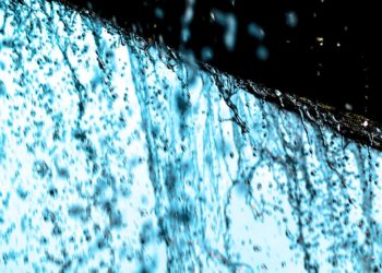 Сочинцам посоветовали воздержаться от отдыха на водоемах из-за ливня