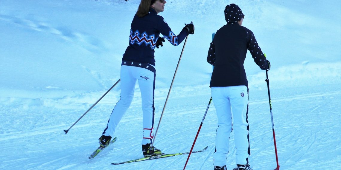 В горах Сочи из-за снегопада приостановили катание на ряде горнолыжных трасс