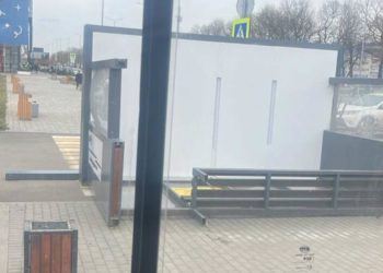 Сильный ветер в Краснодаре опрокинул остановочный павильон