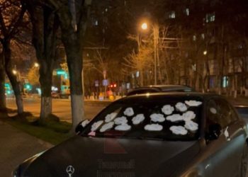 В Краснодаре “Мерседес” в канун Дня влюбленных обклеили валентинками-прокладками