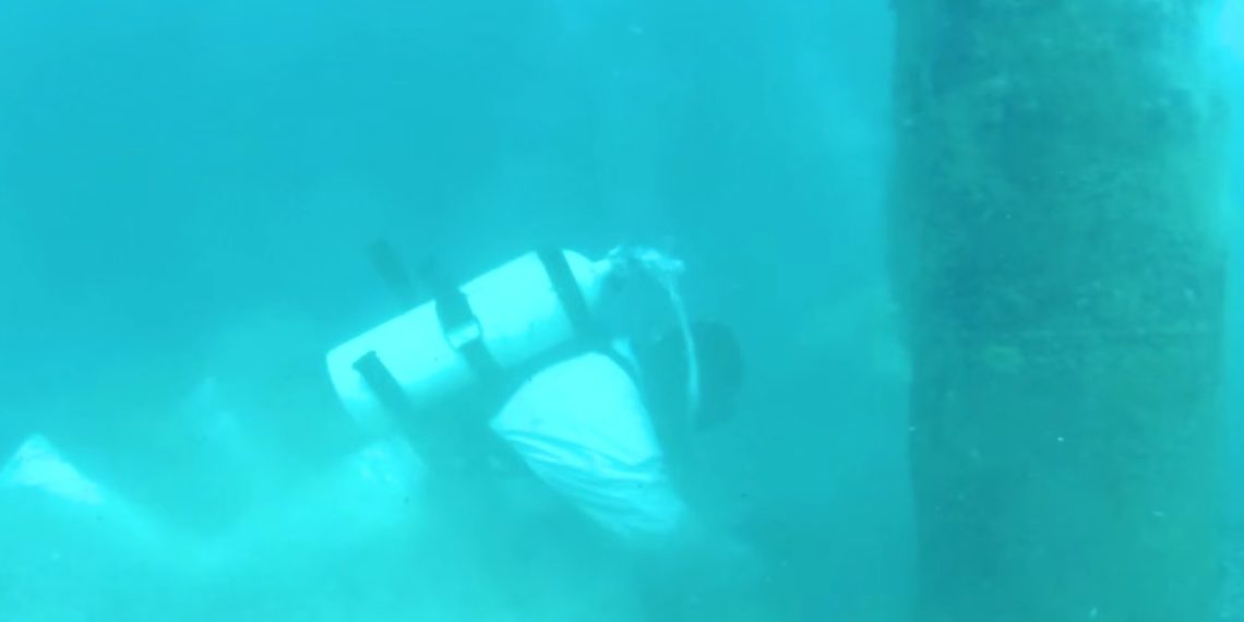 В Анапе водолазы МЧС России собрали более 400 мешков с мазутом