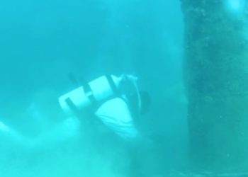 В Анапе водолазы МЧС России собрали более 400 мешков с мазутом