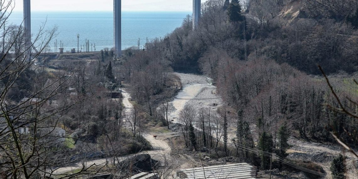 В Сочи продолжается строительство нового моста через реку Чемитоквадже