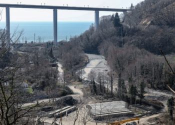 В Сочи продолжается строительство нового моста через реку Чемитоквадже