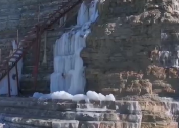В Геленджике замерзший водопад сняли на видео