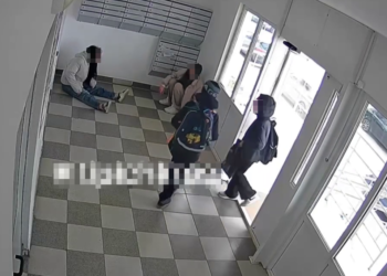 В Краснодаре две девушки в амебном состоянии устроили перформанс в подъезде