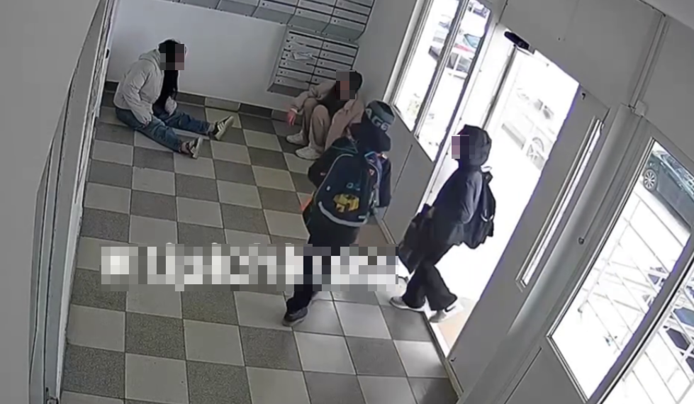 В Краснодаре две девушки в амебном состоянии устроили перформанс в подъезде