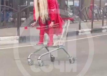 Блондинка в красном устроила гонки в тележке посреди дороги в Сочи