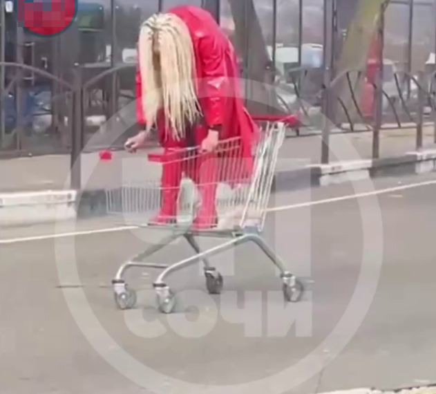 Блондинка в красном устроила гонки в тележке посреди дороги в Сочи