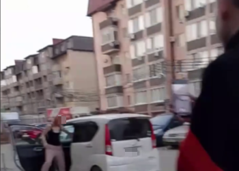 В Краснодаре женщина с голым прессом устроила шоу во дворе многоэтажки