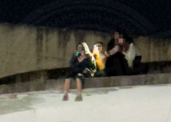 В Сочи дети сидят на самом краю здания заброшенной стройки