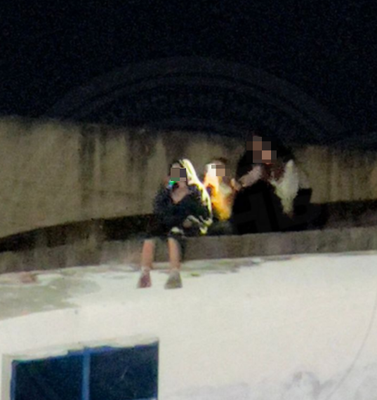 В Сочи дети сидят на самом краю здания заброшенной стройки