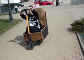 Сезон самокатов в Ейске открыли необычно — мягким креслом