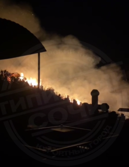 В Сочи на кладбище в районе Барановки произошёл масштабный пожар