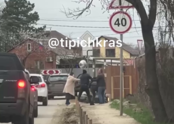 В Краснодаре группа мужчин на «БМВ» избила подрезавшего их доставщика