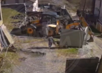 В Сочи женщина после высказанных претензий разбила стекло в тракторе