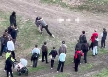 В Краснодаре подростки приходят посмотреть на разборки с детскими колясками