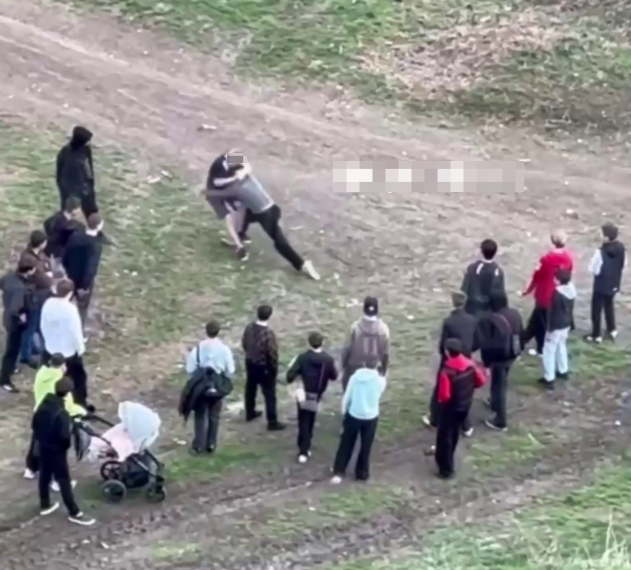 В Краснодаре подростки приходят посмотреть на разборки с детскими колясками