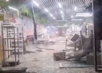 «Котлетам отомстили?» В Сочи автомобиль протаранил магазин