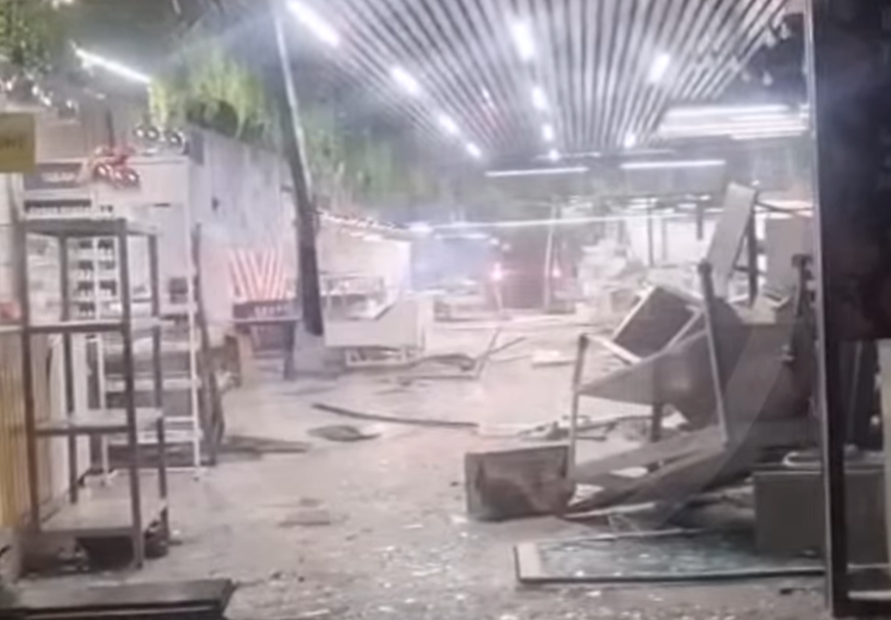 «Котлетам отомстили?» В Сочи автомобиль протаранил магазин