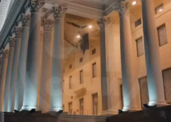 Соцмедиа публикуют кадры обрушения потолка в Зимнем театре Сочи