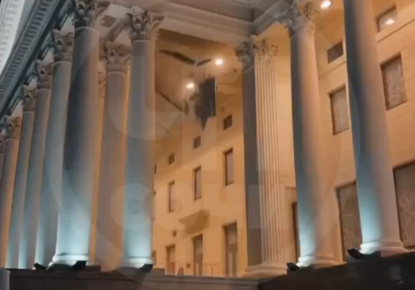 Соцмедиа публикуют кадры обрушения потолка в Зимнем театре Сочи