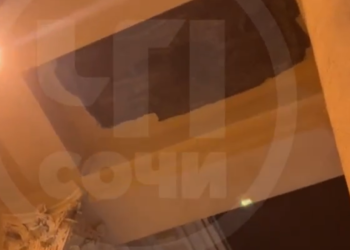 Соцмедиа публикуют кадры обрушения потолка в Зимнем театре Сочи