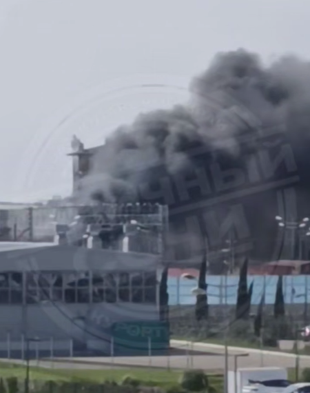 Днем жителей Сочи ошарашили клубы чёрного дыма над Сириусом