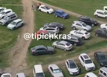 В Краснодаре перед матчем болельщики снова заняли ближайшие газоны