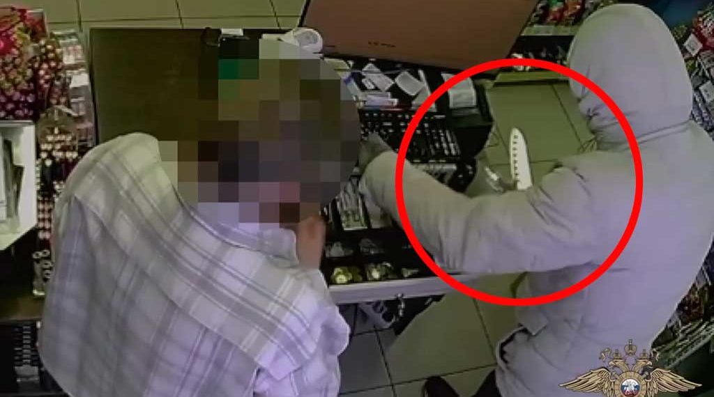 В Сочи грабитель в маске напал на продавца с ножом и сбежал