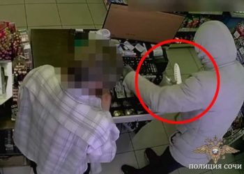 В Сочи грабитель в маске напал на продавца с ножом и сбежал