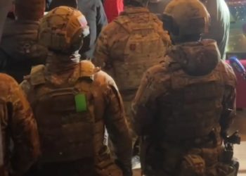 ОМОН проверил клубы Сочи: 12 уклонистов получили повестки