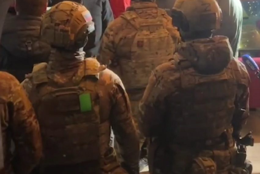 ОМОН проверил клубы Сочи: 12 уклонистов получили повестки