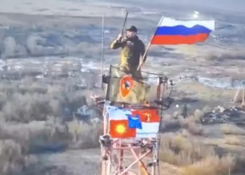 В Малой Локне российские бойцы подняли флаг Сочи и триколор