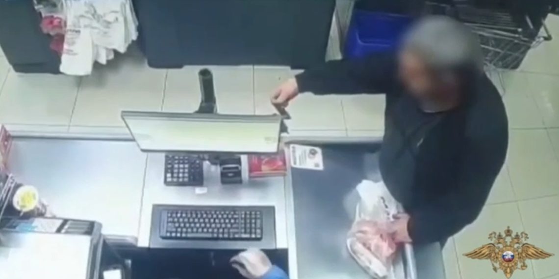 В Сочи таксист нашел карту пассажира и потратил 18 тысяч рублей