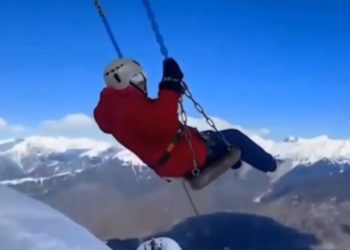 В Сочи 83-летняя пенсионерка покорила качели над пропастью