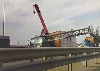 Фура снесла дорожную рамку на Южном обходе Краснодара – пробка 3 км