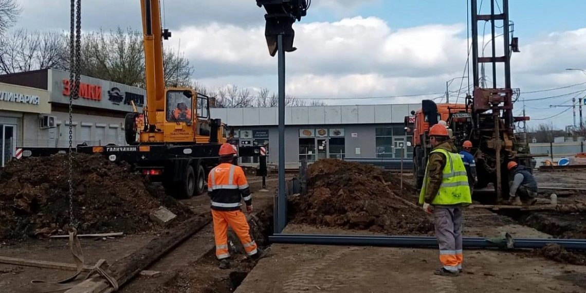 На улице Дзержинского в Краснодаре переносят инженерные сети для нового перехода