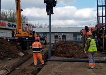 На улице Дзержинского в Краснодаре переносят инженерные сети для нового перехода