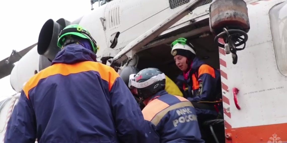 Вертолет МЧС снял с хребта Аибга трех лыжников-фрирайдеров