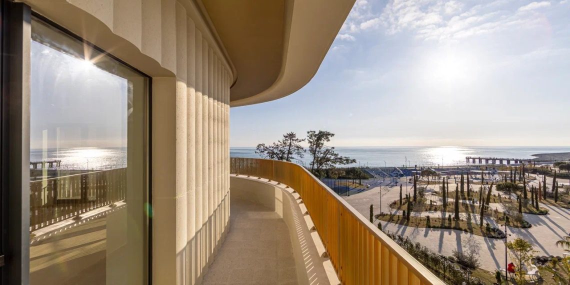 Две трети россиян хотят апартаменты с видом на море и личным помощником, сообщают исследователи