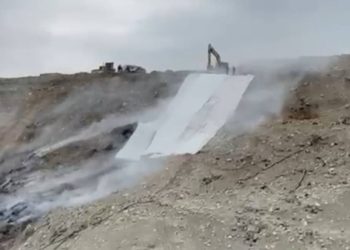 Пожар на свалке в Новороссийске не удается потушить полностью