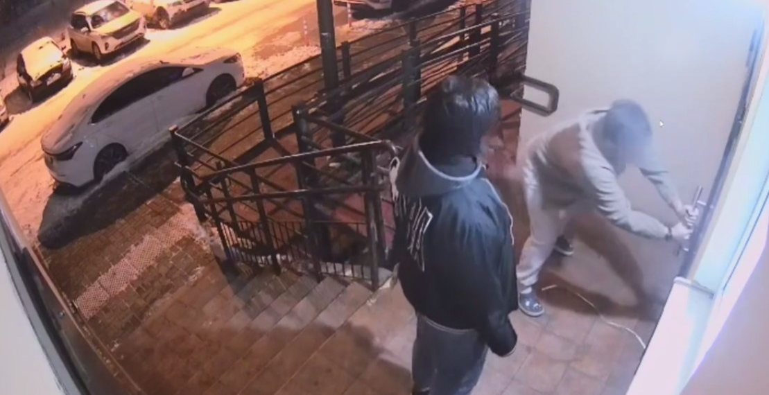 В Краснодаре продолжается серия загадочных нападений на двери и подъезды