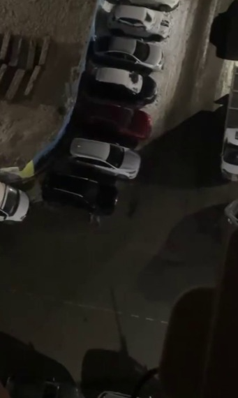 В Краснодаре Человек-паук устроил ночной бой с припаркованными автомобилями