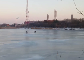 В Краснодаре «запасных» детей заметили на льду озера Карасун